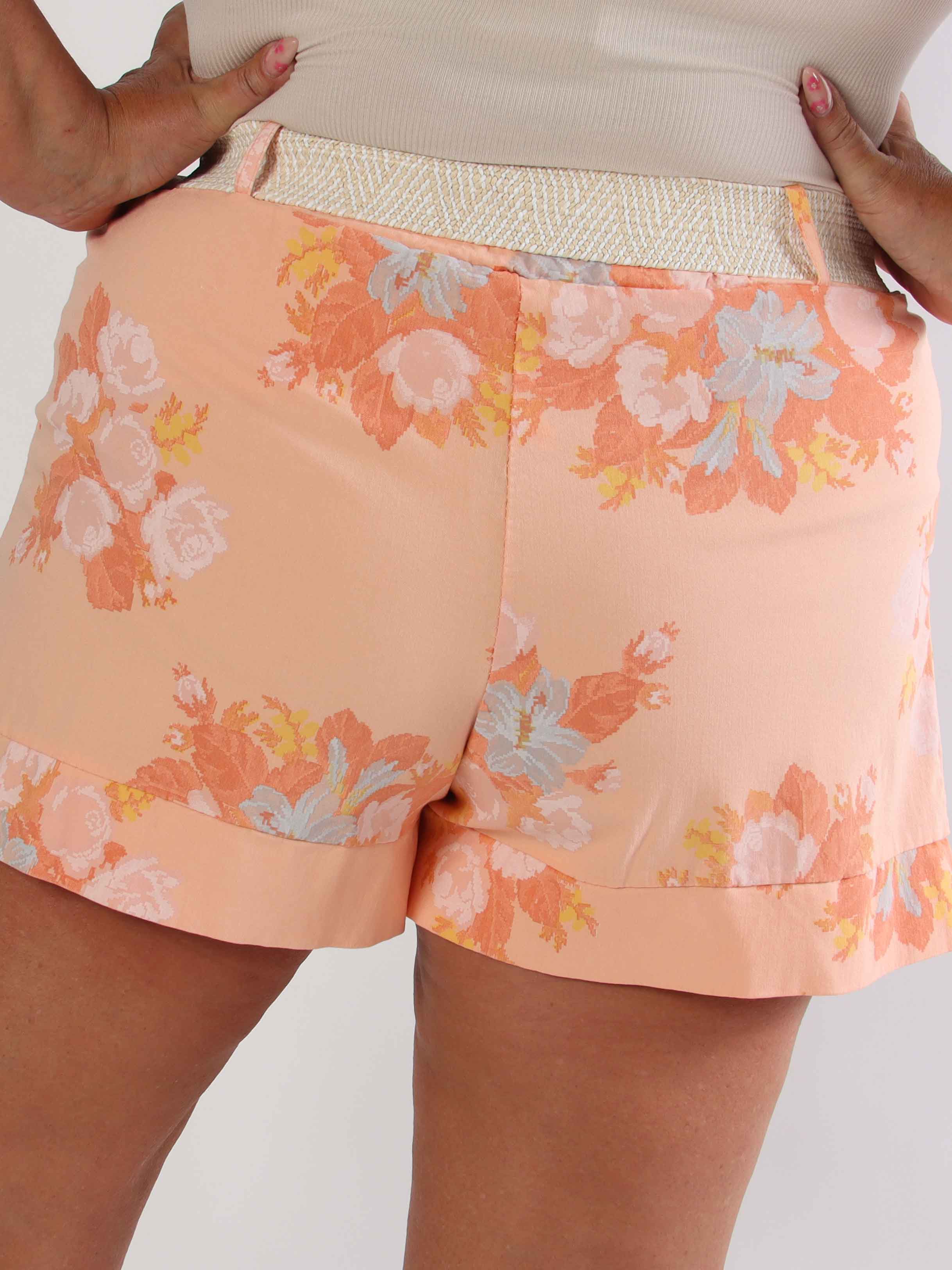 Pianora - Plus size shorts i en viskoseblanding med blomster og flettet bælte